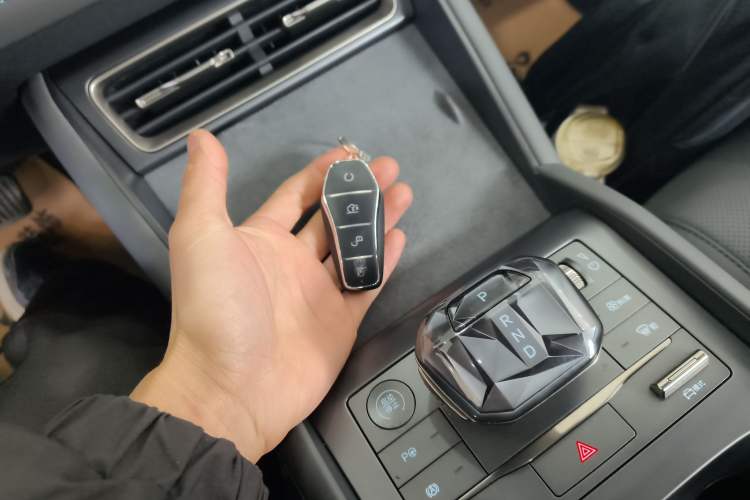 Used BYD Qin L 2025 DM-i Smart Drive 120KM Superior Model Interior 1