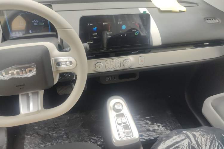 Used CHANGAN NEVO Lumin 2026 Model Treasure Edition 205km Passionate Beige Ningde Center Console