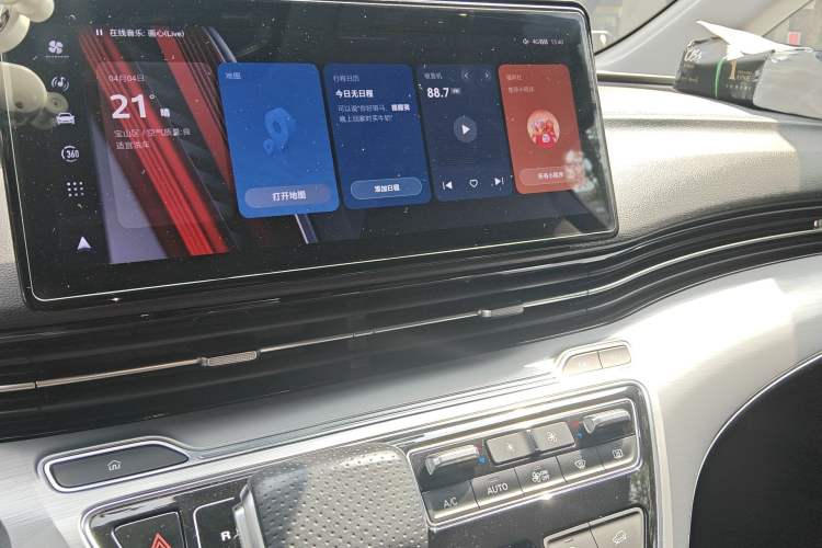 Used Roewe iMAX8 2021 400TGI Supreme Series Ultimate Edition Audio And AC Panel