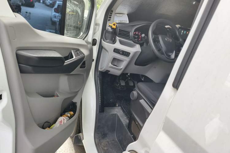 Used SAIC MAXUS Xintu V90 2022 2.0T Manual Zhiyun King Rear-Drive Short Wheelbase Mid-Roof Design with Single Rear Tire and 6 Seats Driver Seat