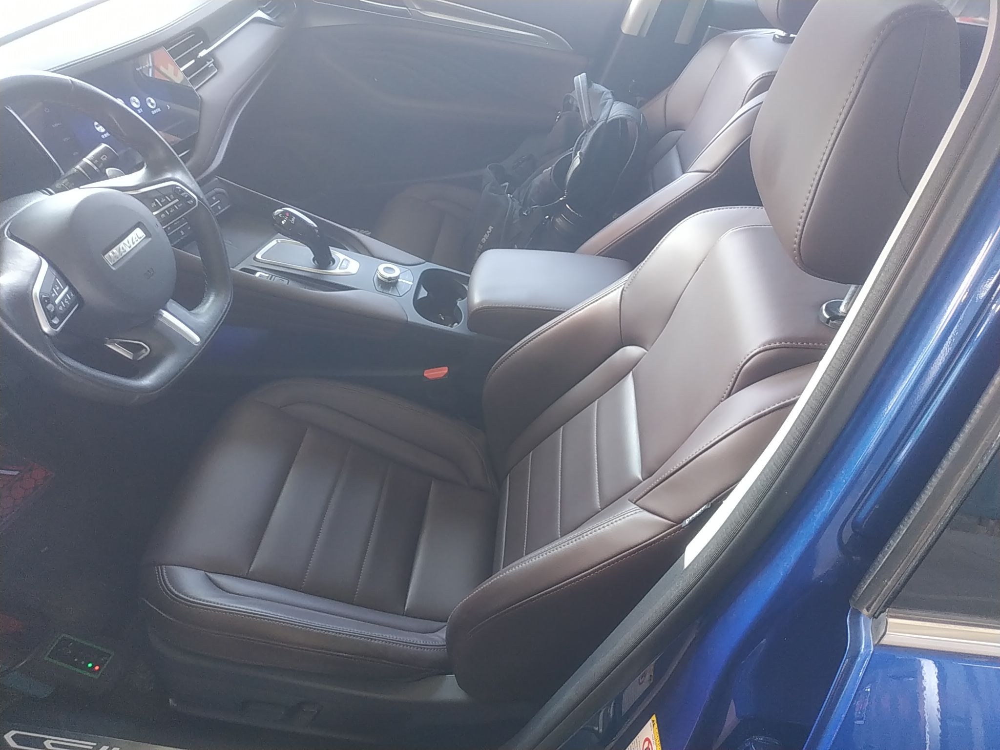 المقاعد الأمامية داخل السيارة