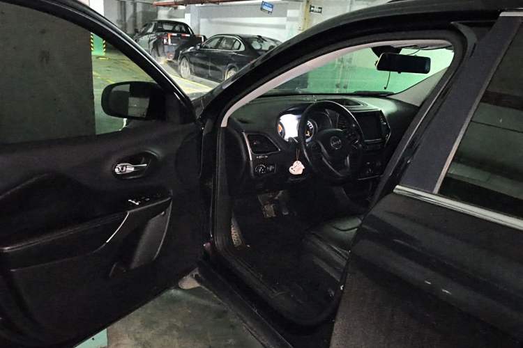 Used Jeep Cherokee 2019 2.0T Two-Wheel Drive Smart Enjoyment Version China VI
