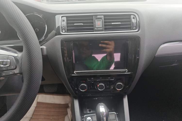 Used Volkswagen Sagitar 2017 1.6L Automatic Comfort Model Audio And AC Panel