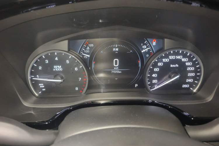 Used Cadillac XT5 2018 25T Luxury Model Odometer Close Up