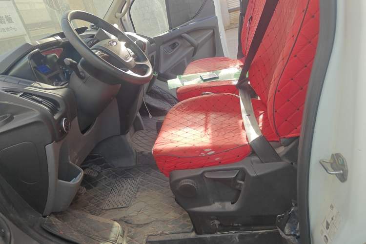 Used Ford Transit 2017 2.0T Diesel Van Short Wheelbase Low Roof China IV Standard
