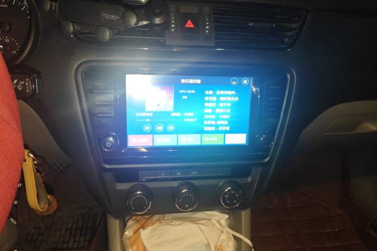 Used Skoda Octavia 2015 1.6L Manual Yijie Edition Audio And AC Panel