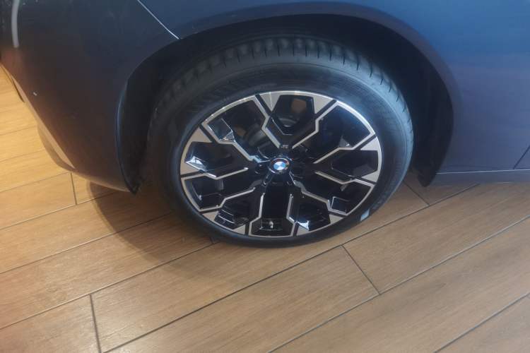 Used BMW X3 2025 xDrive30L Luxury Edition M Sport Package Left Front Wheel Hub