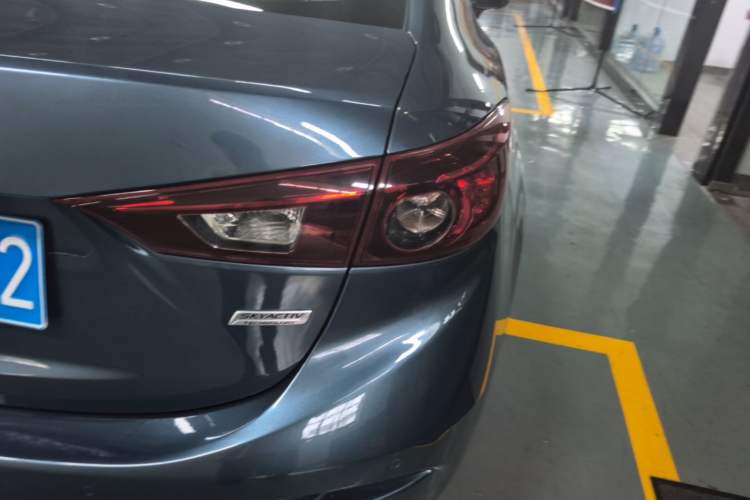 Used Mazda 3 Axela 2014 Sedan 1.5L Automatic Luxury Model
