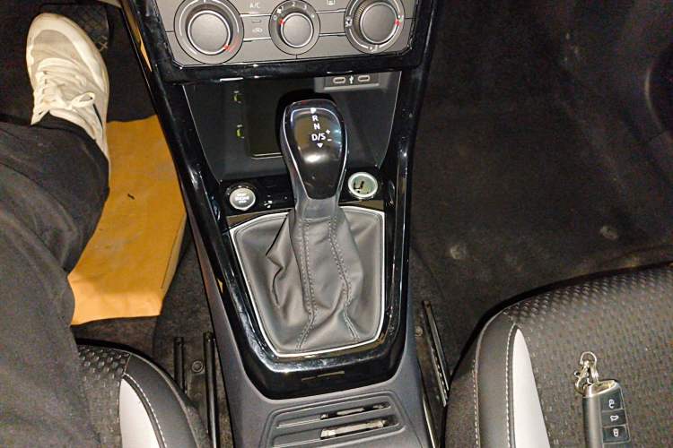 Used Volkswagen Tacqua 2023 200TSI DSG Joy-Connect Edition Gear Lever