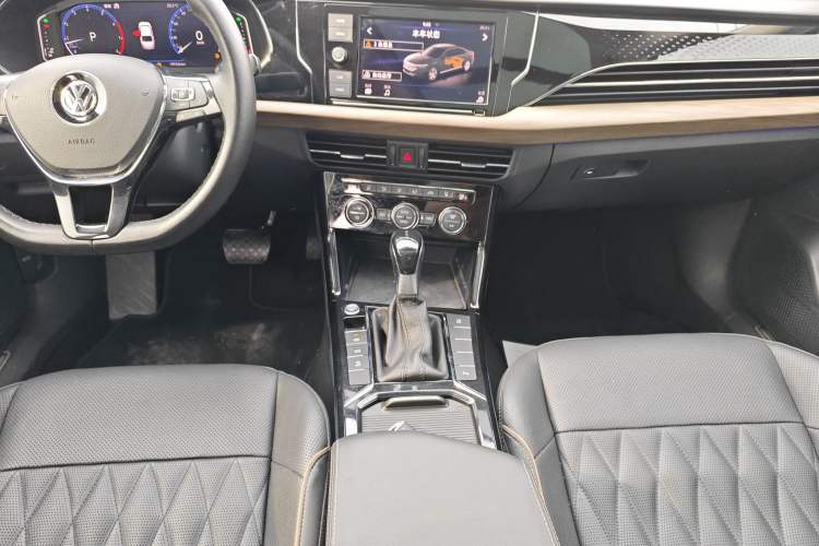 Used Volkswagen Passat 2019 330TSI Luxury Edition China VI Standard Audio And AC Panel