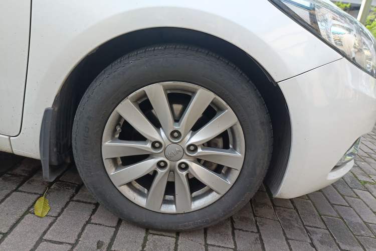 Used Kia K3 2015 1.6L Automatic DLX Right Front Wheel Hub