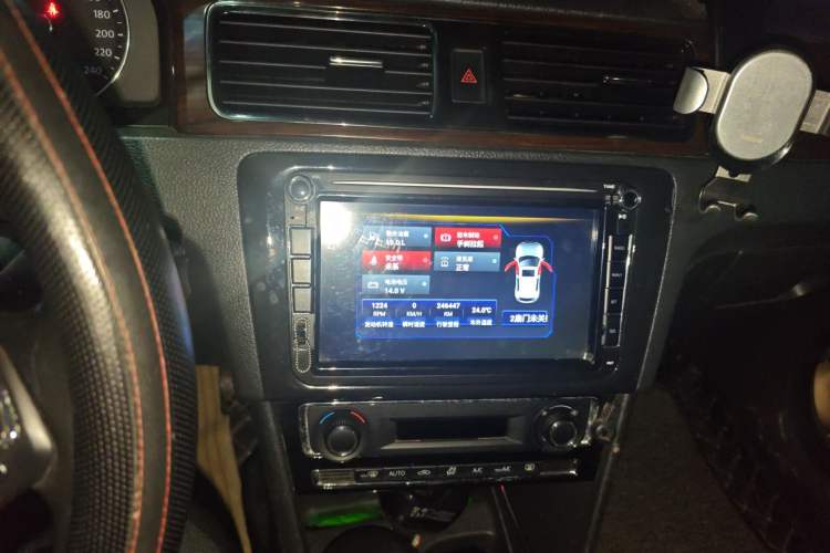 Used Volkswagen Santana 2013 1.6L Automatic Luxury Edition Audio And AC Panel