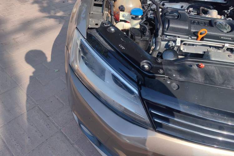 Used Volkswagen Sagitar 2014 1.4TSI Automatic Luxury Model Right Front Headlight