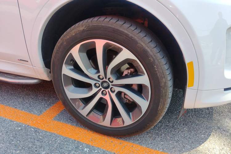 Used Land Rover Discovery Sport 2022 249 PS R-Dynamic S Performance Edition 5 Seats Right Front Wheel Hub