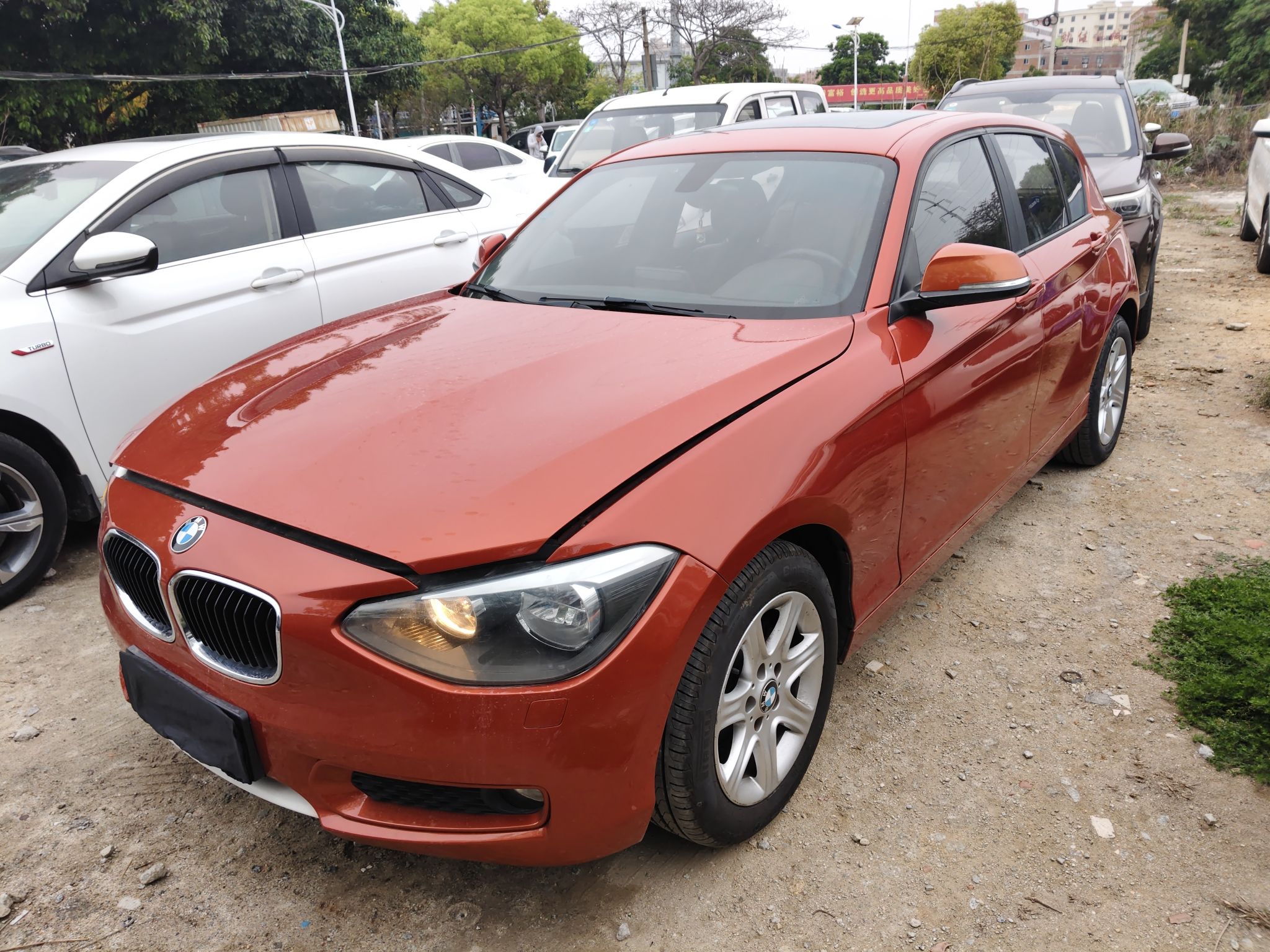 تحت مقدمة السيارة