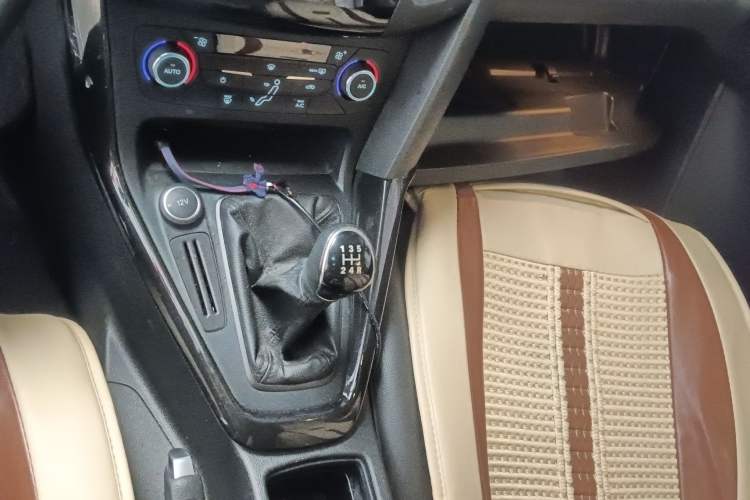 Used Ford Focus 2015 Hatchback 1.6L Manual Fashion Edition
