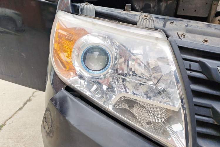 Used Dongfeng Yufeng 2015 2.5T Lingyun Edition Box Truck comes standard with the short-wheelbase mid-roof ZD25 model. Right Front Headlight