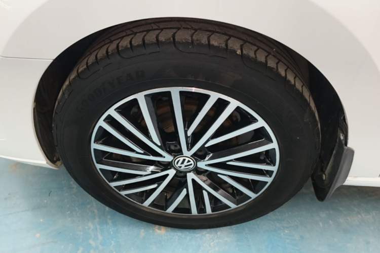 Used Volkswagen Jetta 2019 Dream Edition 1.5L Automatic Comfort Version Left Front Wheel Hub