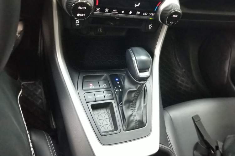 Used Toyota Wildlander 2023 2.0L CVT Two-Wheel Drive Luxury PLUS Edition Gear Lever