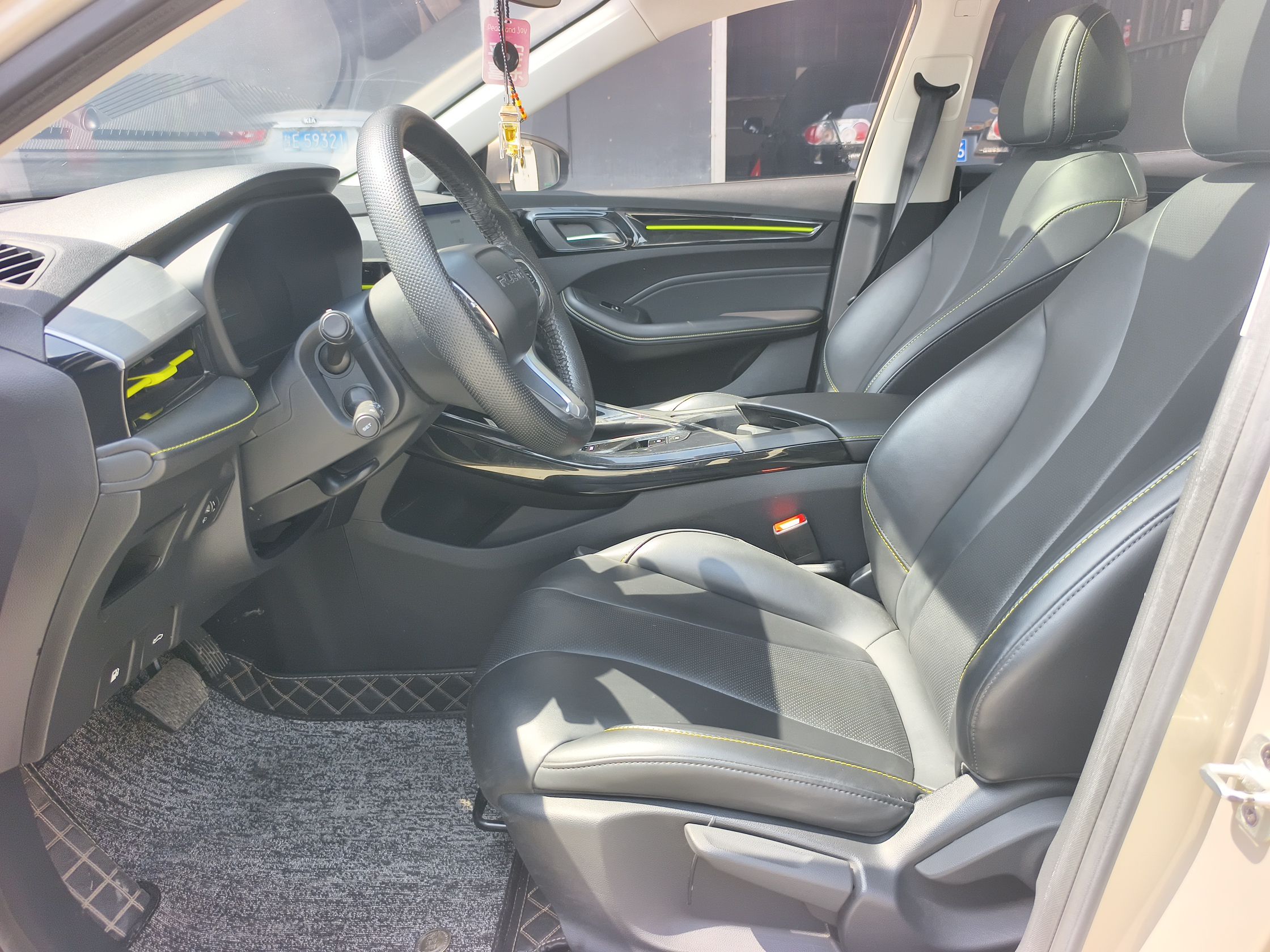 المقاعد الأمامية داخل السيارة