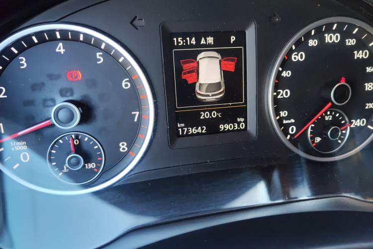 Used Volkswagen Tiguan 2015 1.8TSI Automatic Two-Wheel Drive Luxury Model Odometer Close Up