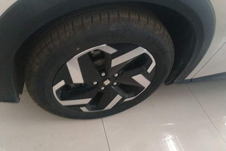 Used Baojun Yunhai 2024 600km Pure Electric Version Left Front Wheel Hub