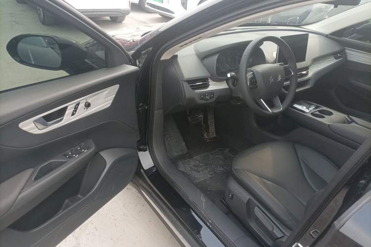 Used Hongqi E-QM5 2025 500km Range Commuter Version