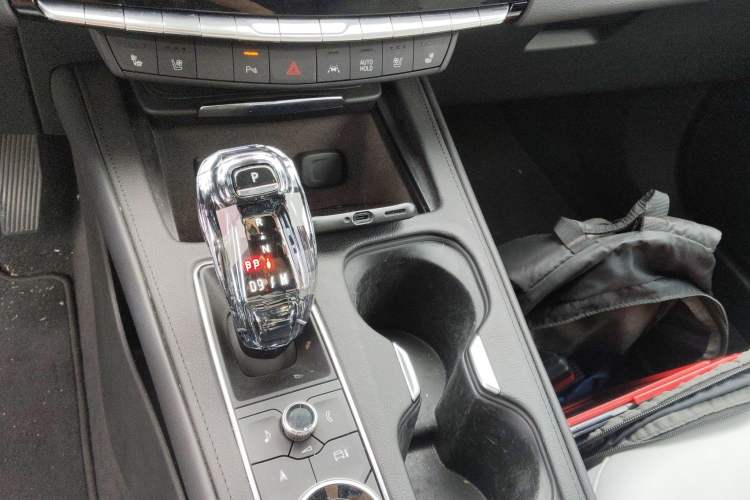 Used Cadillac XT4 2024 28T Two-Wheel-Drive Prestige Version Gear Lever