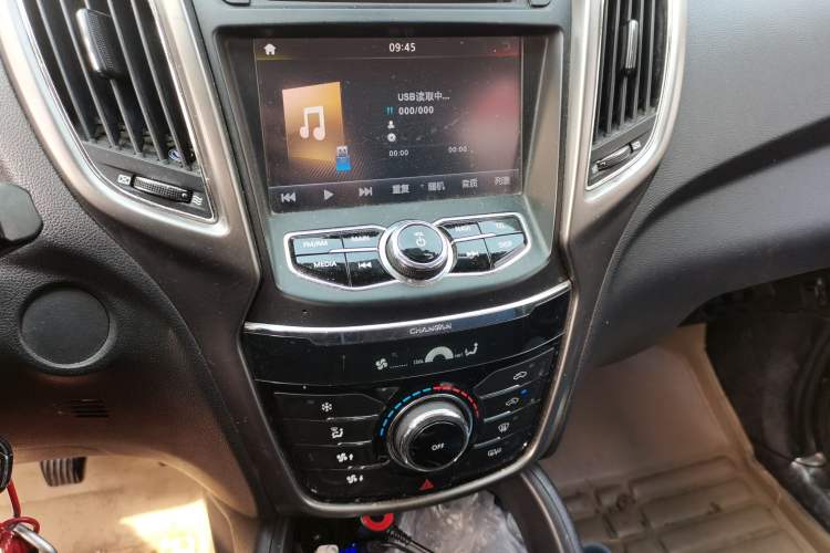 Used CHANGAN CS75 2014 2.0L Manual Luxury Version China V Standard Audio And AC Panel