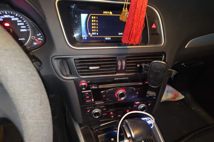 Used Audi Q5 2018 Collector's Edition 40 TFSI Technology Model Audio And AC Panel