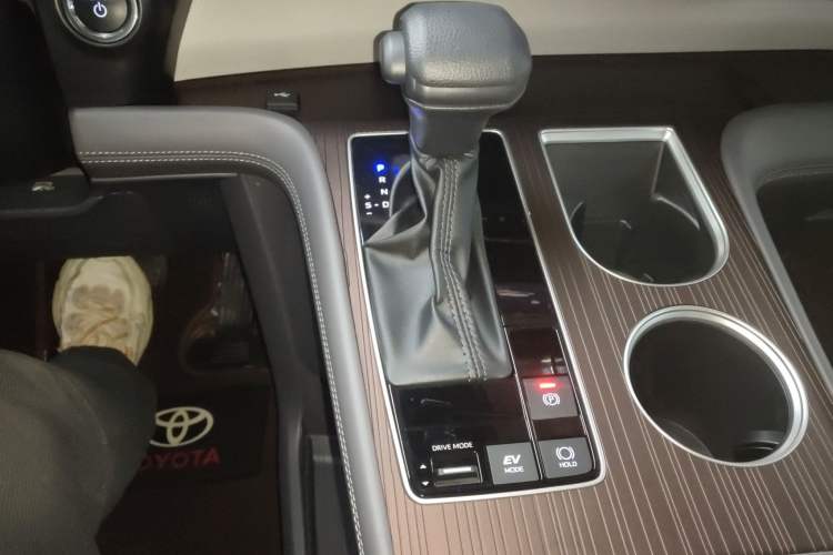 Used Toyota Granvia 2024 2.5L Hybrid Comfort Edition Gear Lever