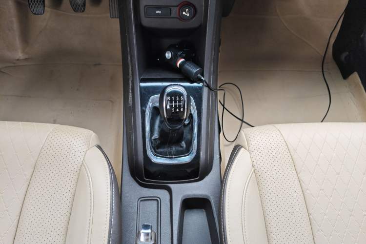 Used Baojun 310W 2017 1.5L Manual Fashion Model China V Gear Lever