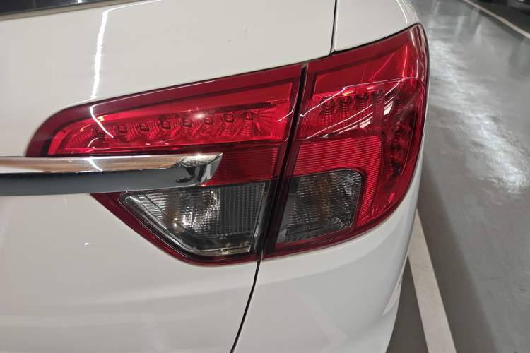 Used Buick Envision 2017 20T Two-Wheel Drive Leading Version Right Rear Taillight