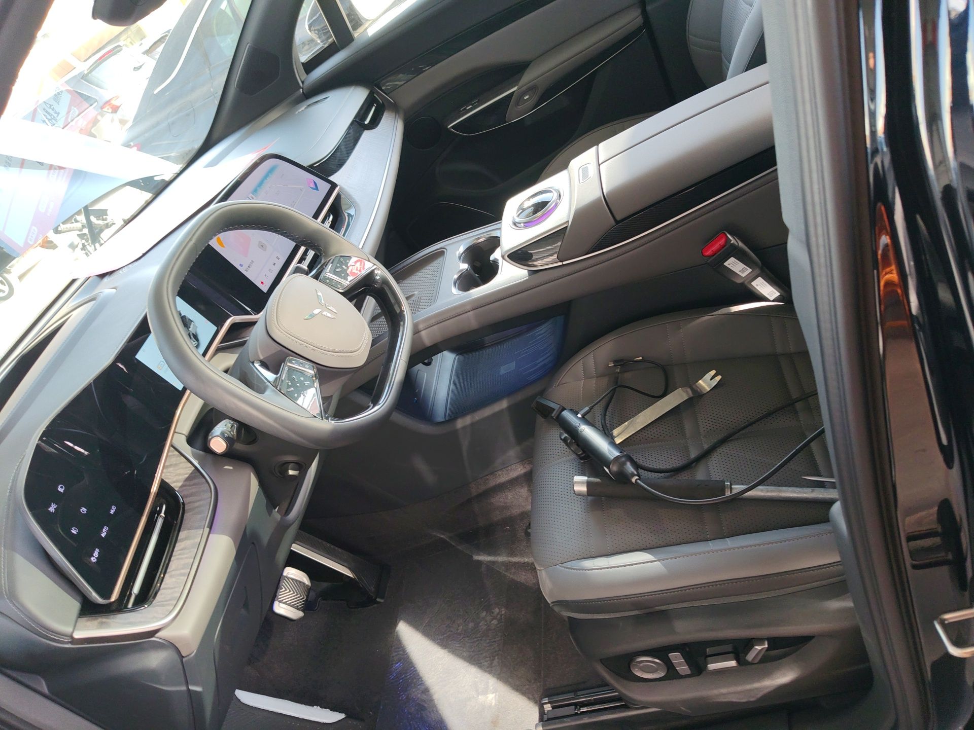 المقاعد الأمامية داخل السيارة