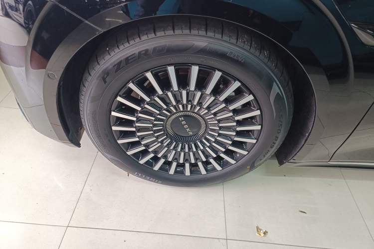 Used Zeekr 009 2024 7-Seater Aisle Version 108 kWh Left Front Wheel Hub