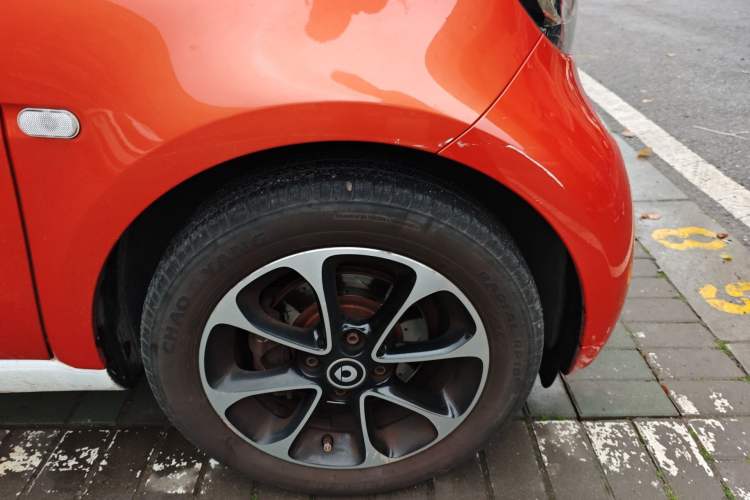 Used smart fortwo 2015 1.0L 52 kW Hardtop Passion Edition Right Front Wheel Hub