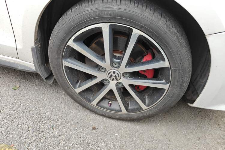 Used Volkswagen Sagitar 2013 2.0 TSI GLI Right Front Wheel Hub