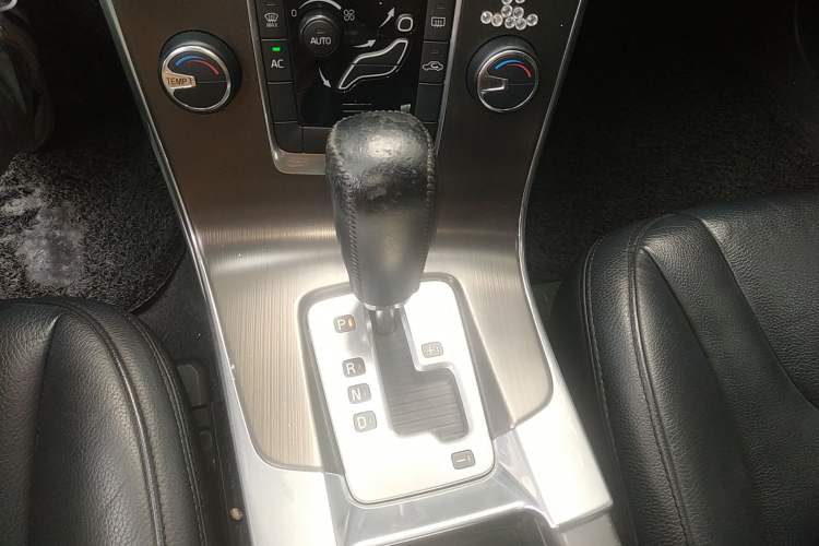 Used Volvo S60 2011 2.0T ZhiShang Version Gear Lever