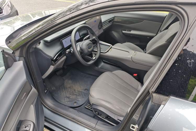 Used Lynk & Co 07 2024 EM-P 126 Long-Range Ultra Driver Seat