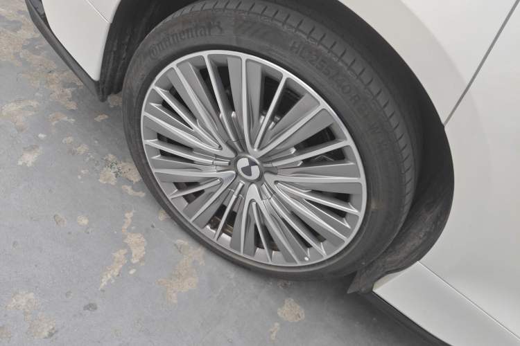 Used Denza Z9 2024 1100 km All-Wheel-Drive Ultra Version Right Rear Wheel Hub