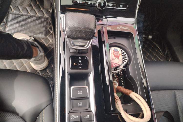 Used Roewe i6 MAX 2020 300TGI Automatic "Swell Cool Smart Drive" Edition Gear Lever