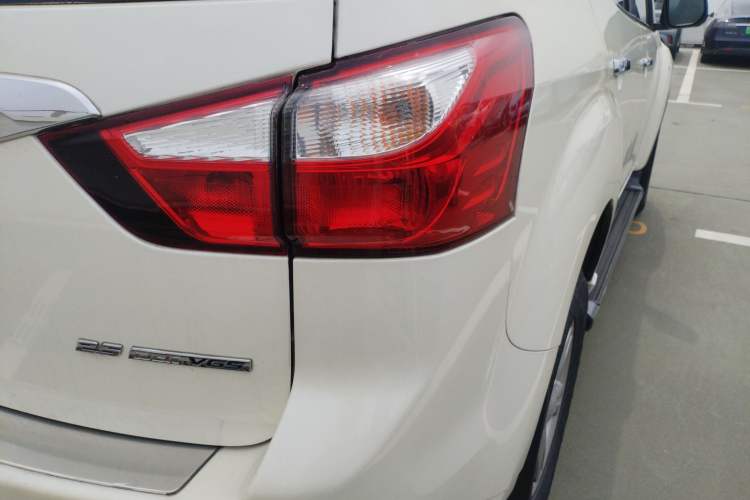 Used Isuzu mu-X 2015 2.5T Two-Wheel Drive Automatic Luxury Edition 7 Seats Right Rear Taillight