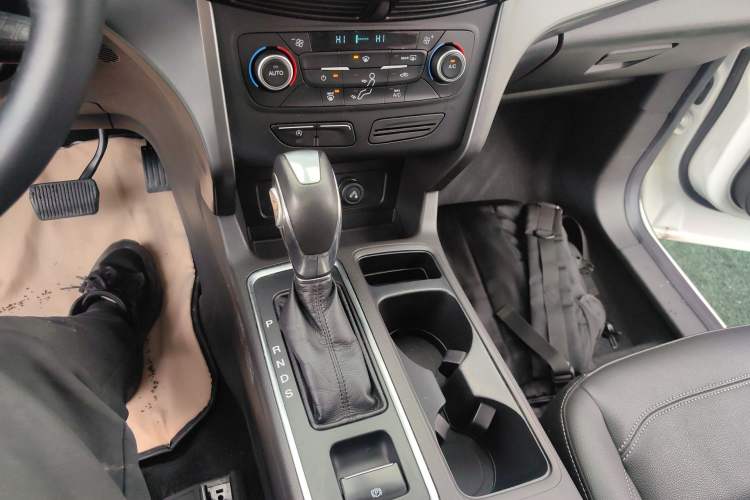 Used Ford Kuga 2018 Facelifted EcoBoost 180 Two-Wheel-Drive Platinum Wing Edition Gear Lever