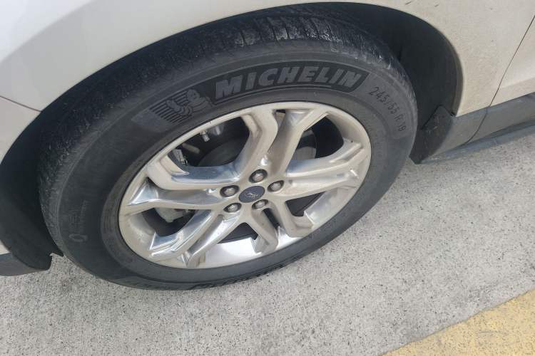 Used Ford Edge 2015 2.0T GTDi Two-Wheel-Drive High-Line Version
