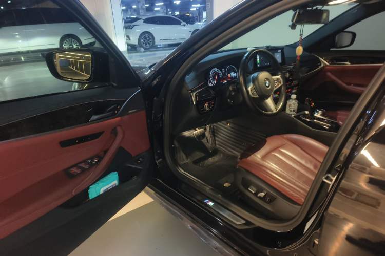 Used BMW 5 Series 2019 Facelifted 530Li Leading Edition M Sport Package Driver Seat