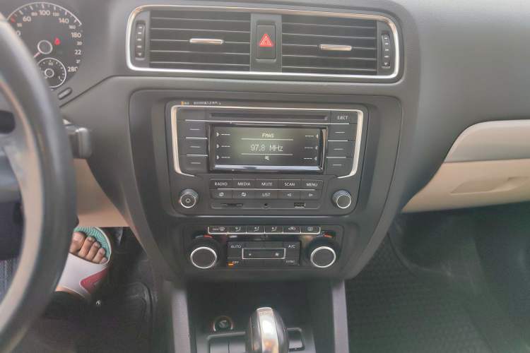 Used Volkswagen Sagitar 2014 1.4TSI Automatic Luxury Model Audio And AC Panel