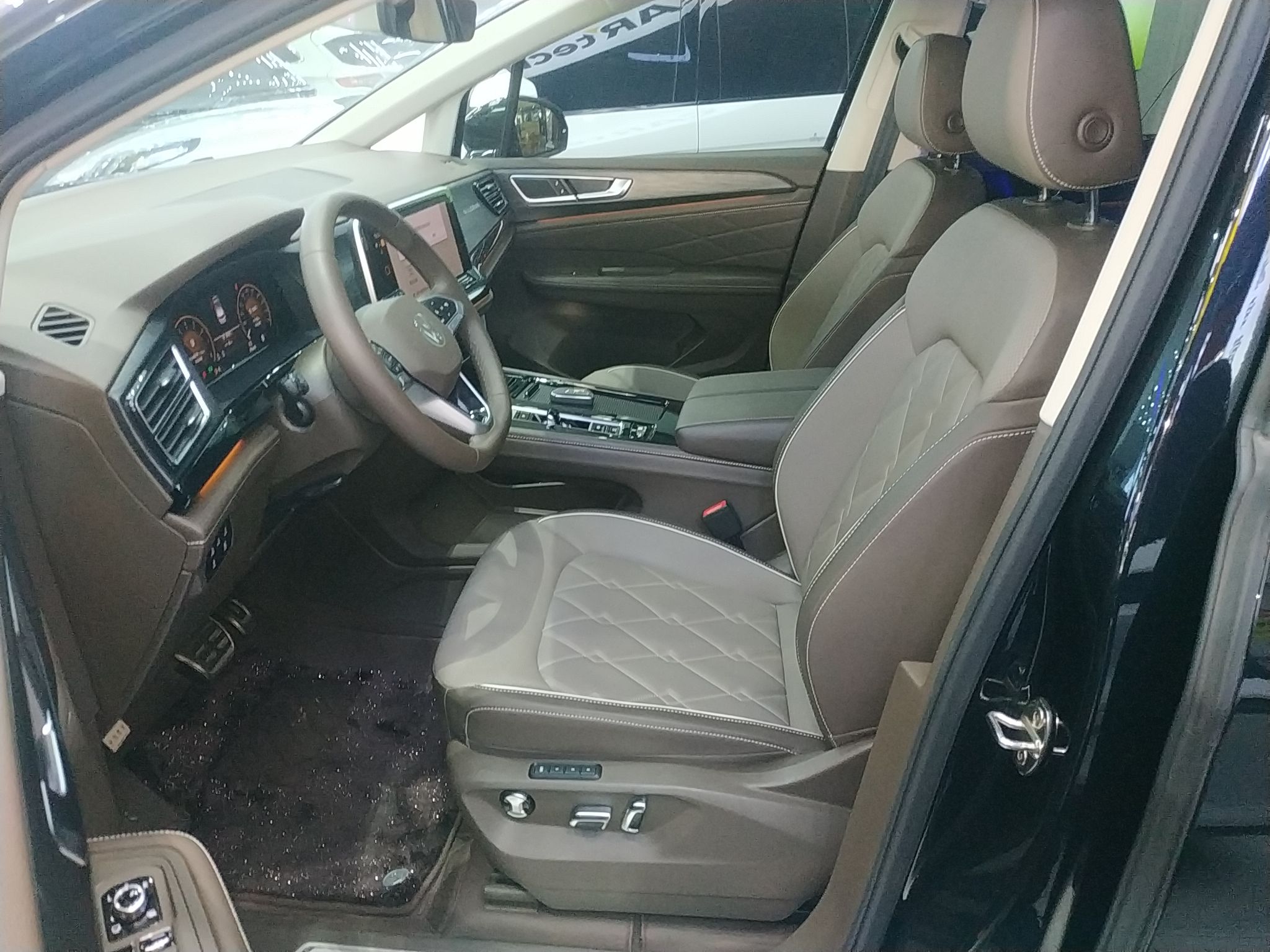 المقاعد الأمامية داخل السيارة