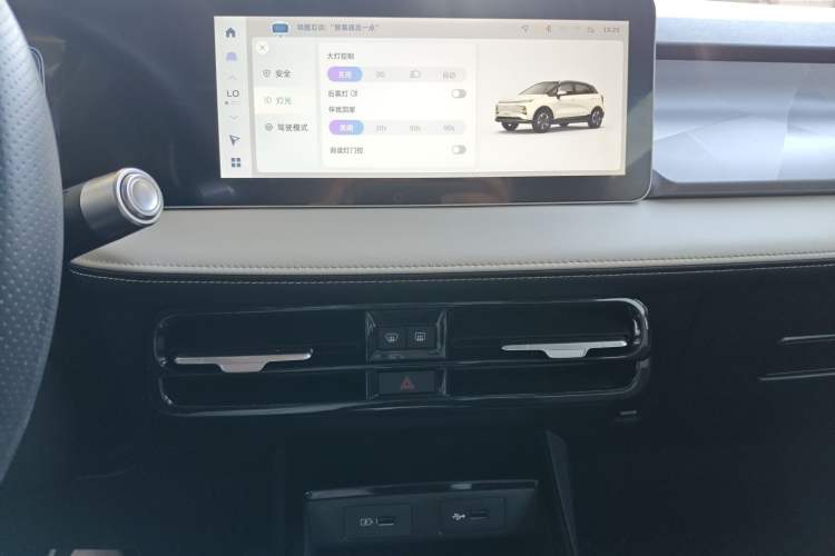 Used Geometry E Firefly 2024 401km Starlight Audio And AC Panel