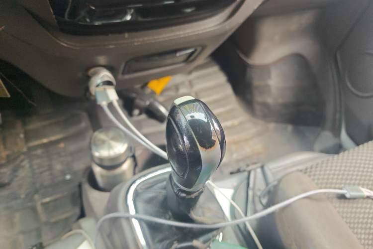 Used New Gonow Shuailing 2022 Standard Range with 41.64 kWh Lishen Power Gear Lever