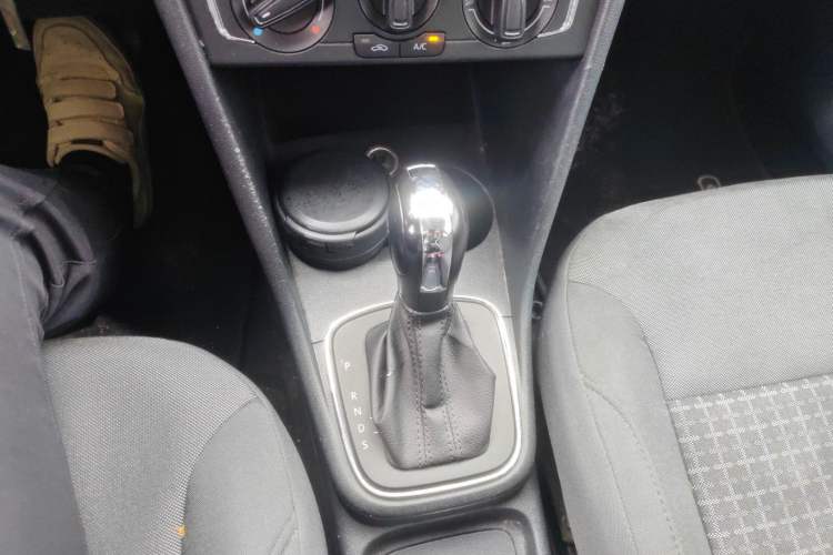 Used Volkswagen Polo 2014 1.4L Automatic Comfort Edition Gear Lever